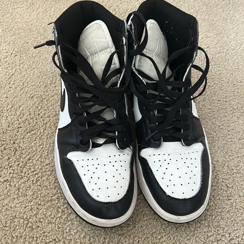 Black and white Jordan 1 - Picture 2 of 5